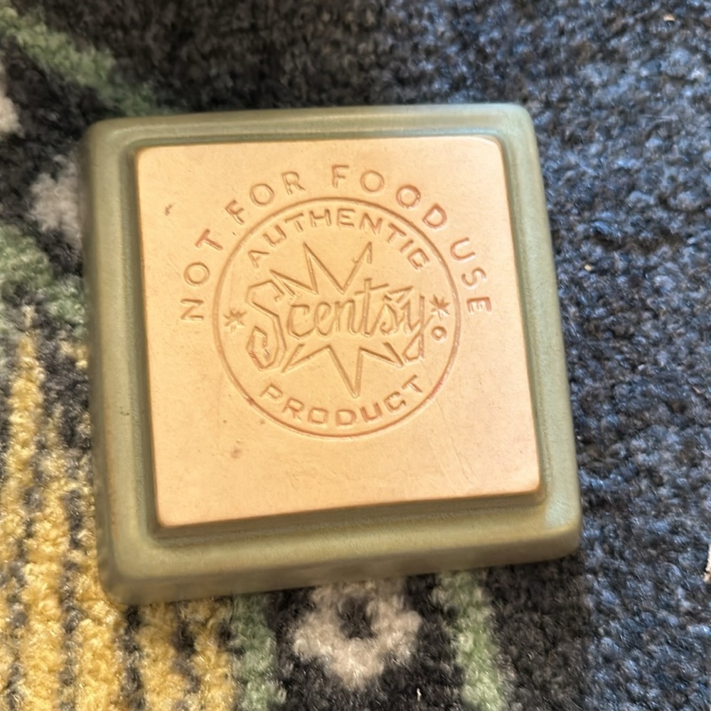 RETIRED AUTISM SPEAKS PIECE BY PIECE PUZZLE SCENTSY WARMER LIKE NEW - Picture 4 of 5